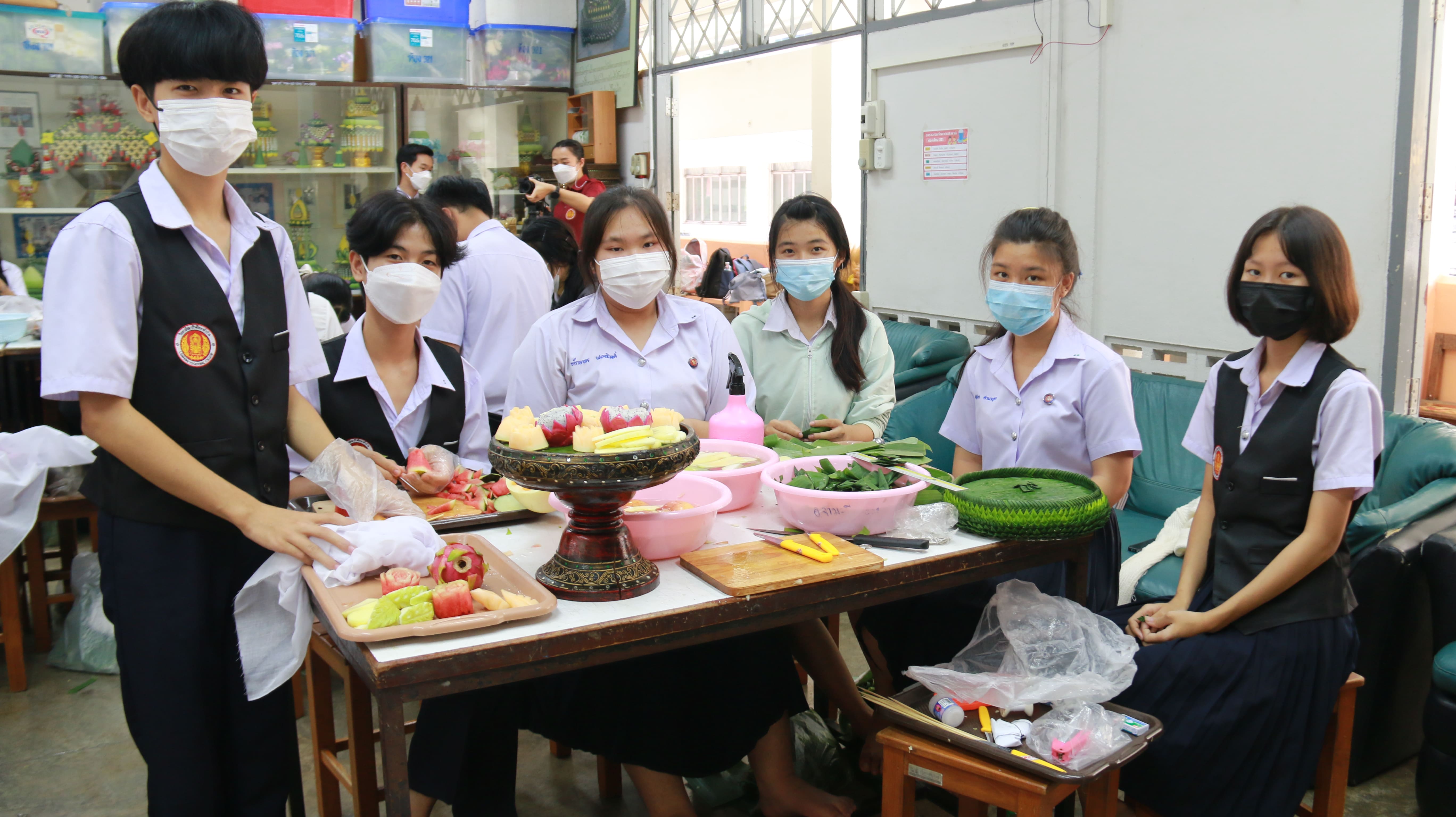 ทักษะวานใบตองและแกะสลักผักและผลไม้ พร้อมรับประทาน ปวช.