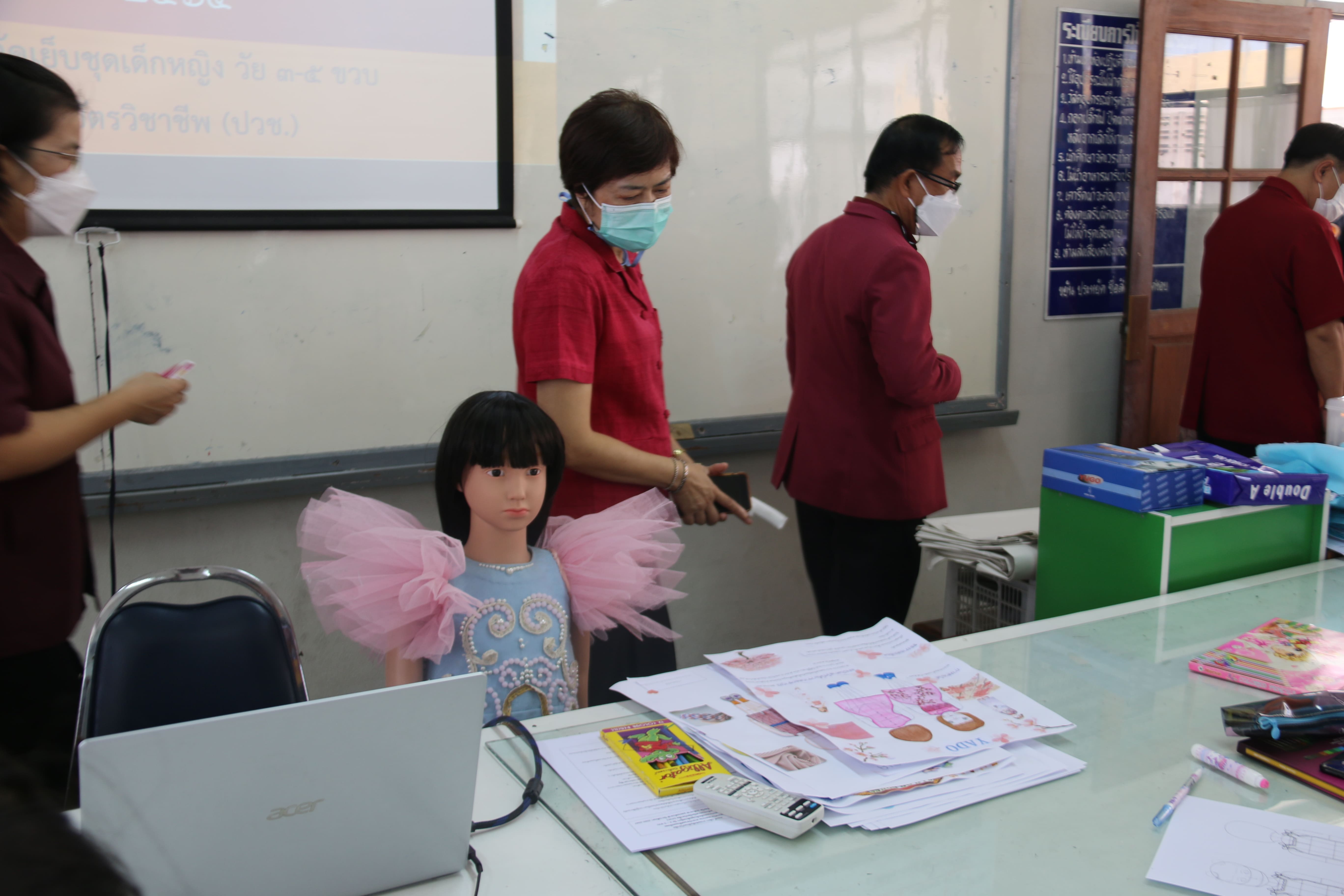 ทักษะการออกแบบละตัดเย็บชุดเด็กหญิงฯ วัย 3-5 ปี  ปวช.