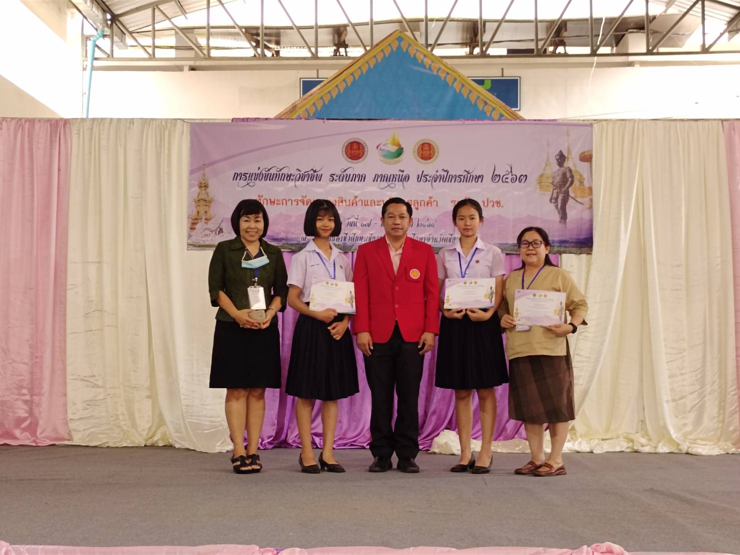 รางวัลรองชนะเลิศ อันดับ 1  ทักษะการจัดแสดงสินค้าและบริการลูกค้า